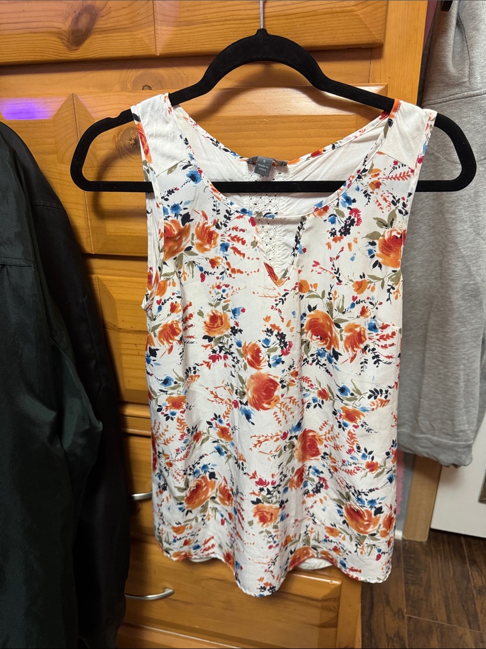 Market & Spruce White Floral Sleeveless Camisole with Orange & Blue Blooms